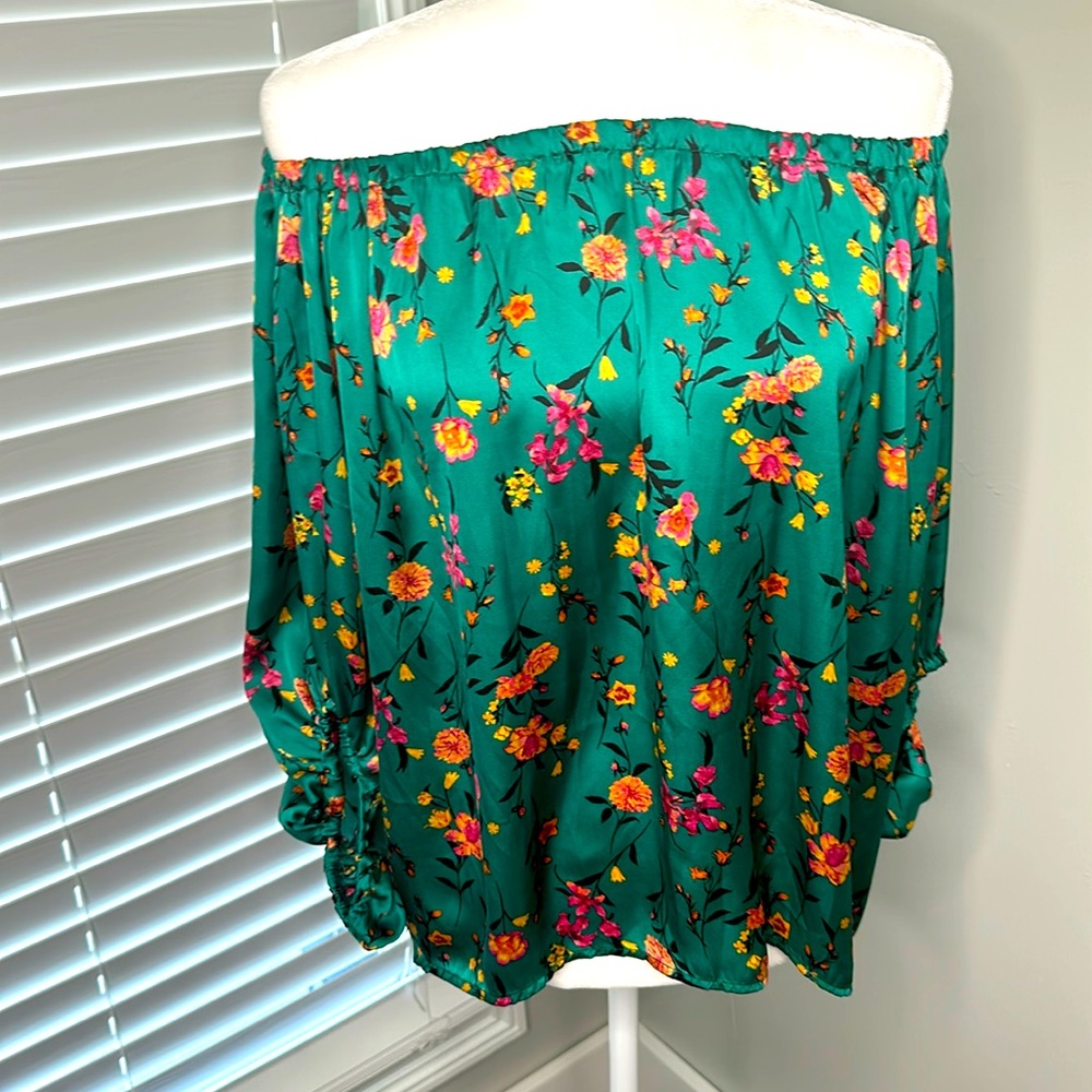 Gorgeous off the shoulder tropic print blouse Large.